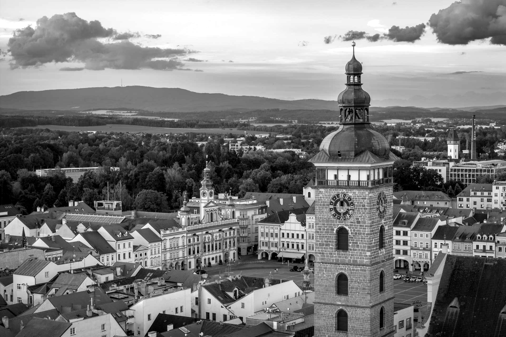 Pohled na centrum Českých Budějovic s Černou věží, radnicí a hradebními hospodami